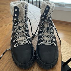 Lisa Vicky tireless boot